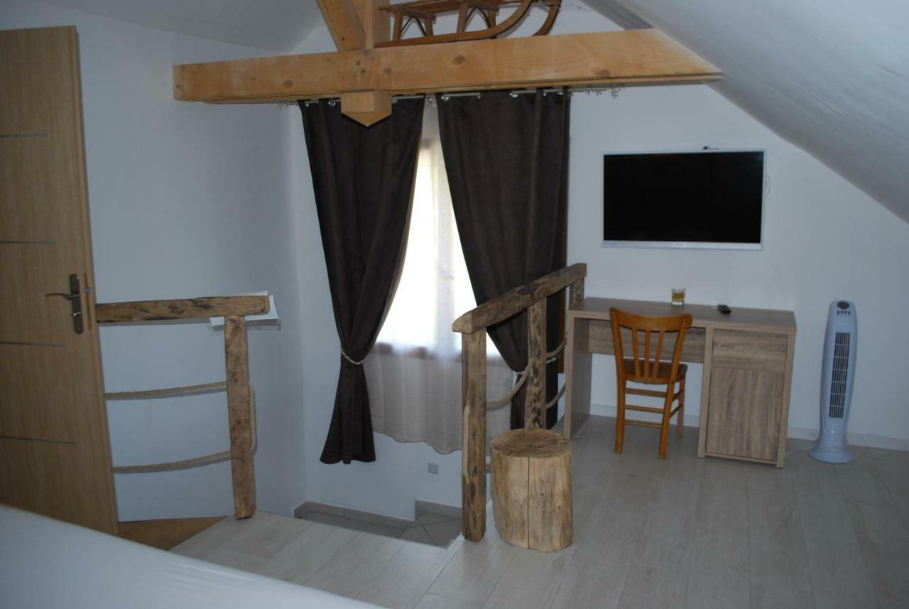 La Ferme De Coron Bed & Breakfast เบลเลย์ ภายนอก รูปภาพ